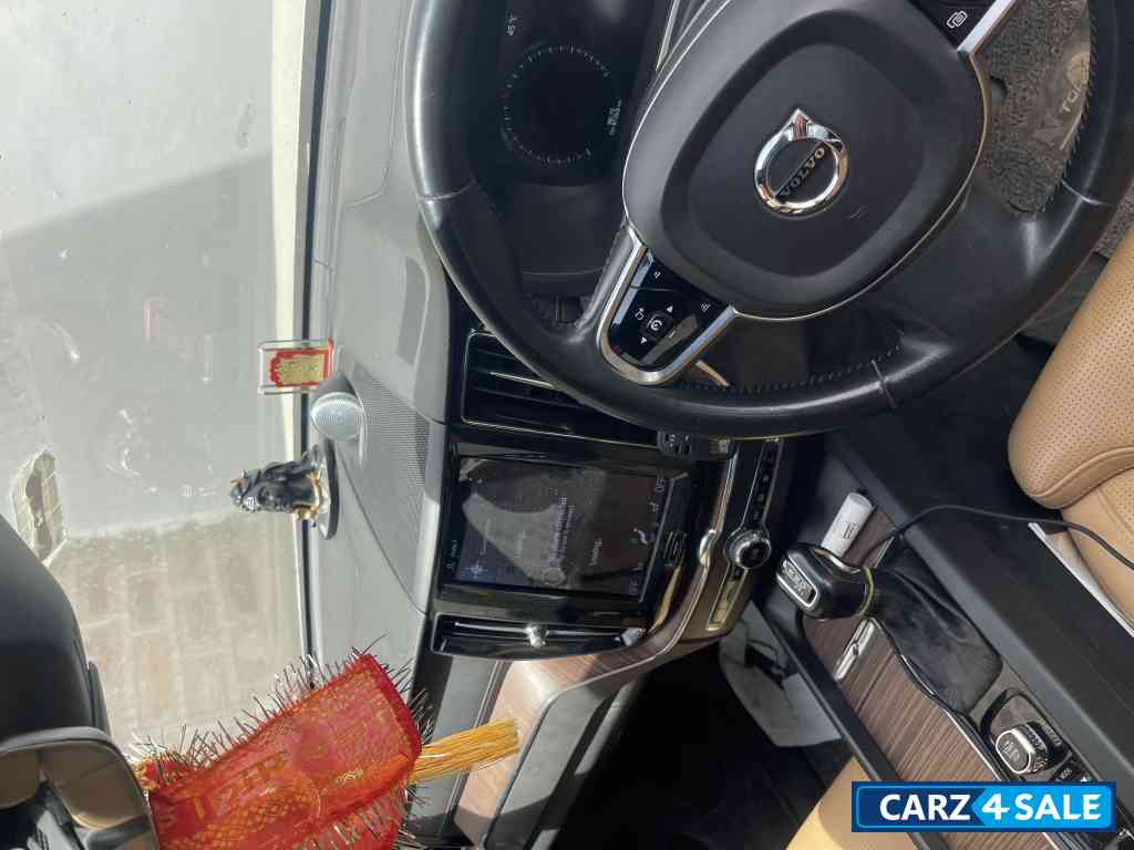 White Volvo XC60 D5 INSCRIPTION