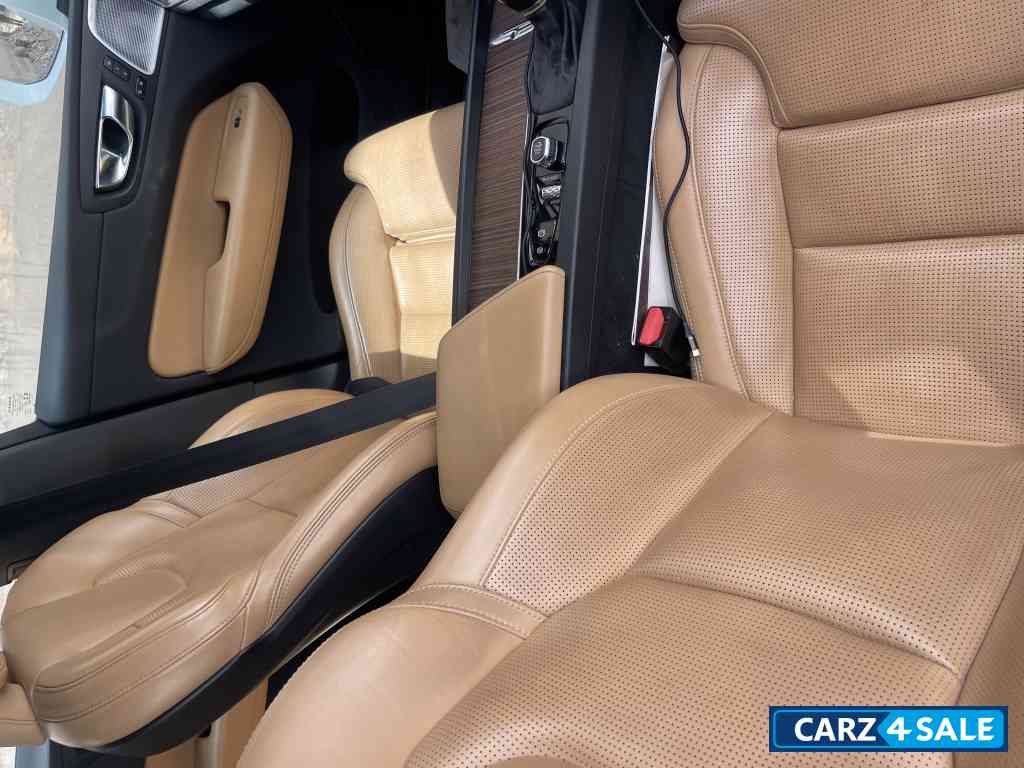 White Volvo XC60 D5 INSCRIPTION