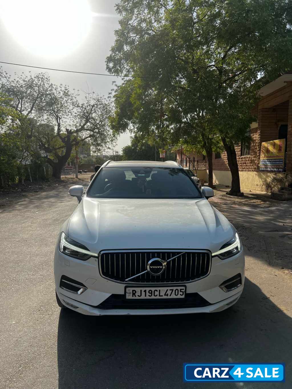 White Volvo XC60 D5 INSCRIPTION