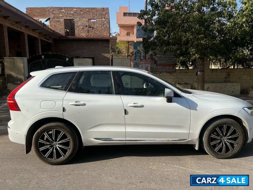 White Volvo XC60 D5 INSCRIPTION
