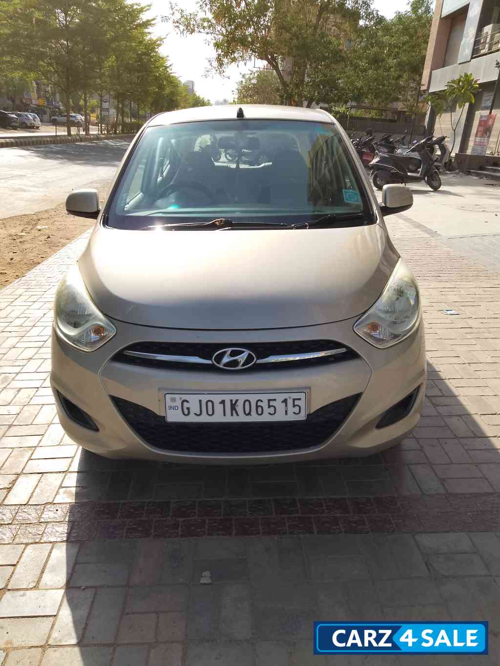 Gold Hyundai i10 Magna
