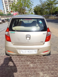 Gold Hyundai i10 Magna