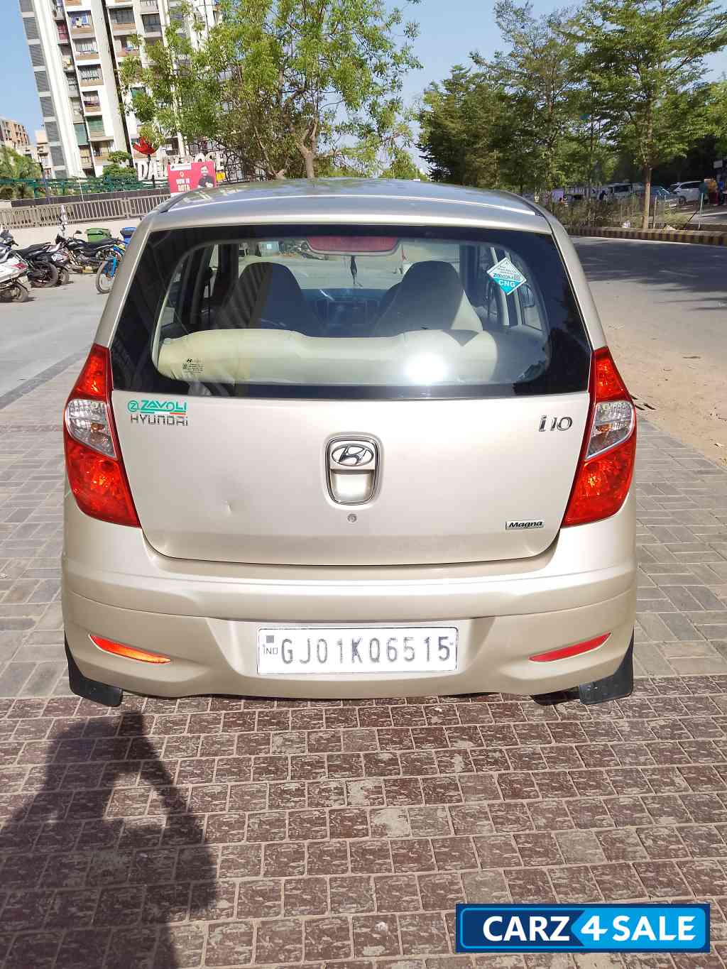 Gold Hyundai i10 Magna