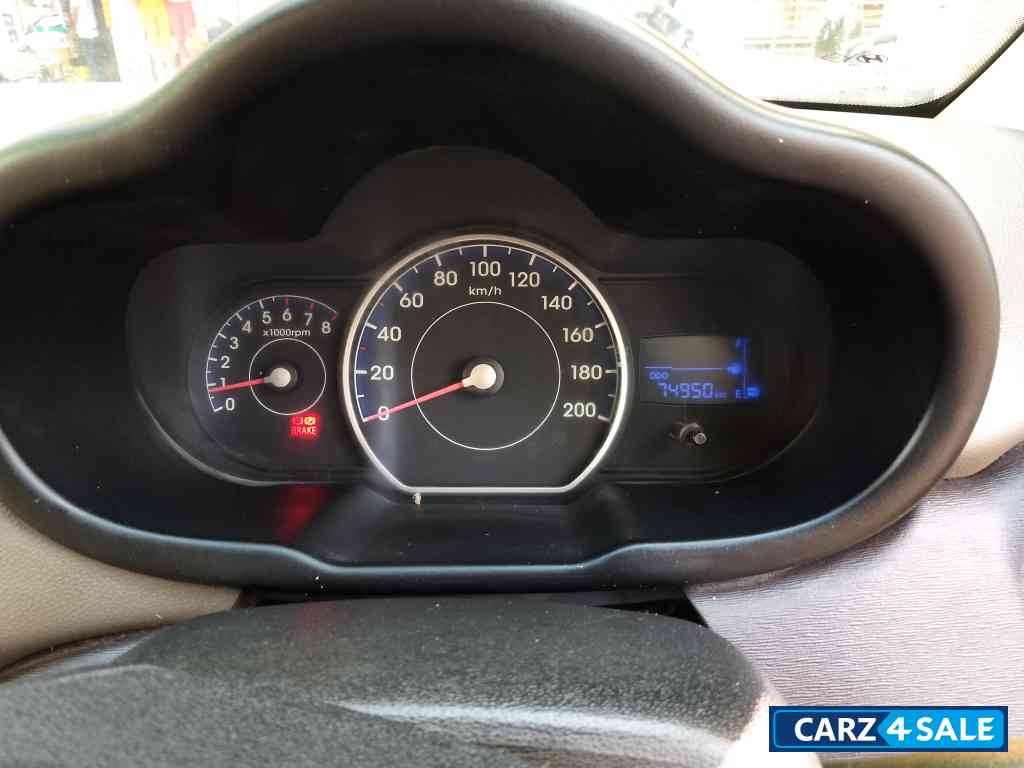 Gold Hyundai i10 Magna