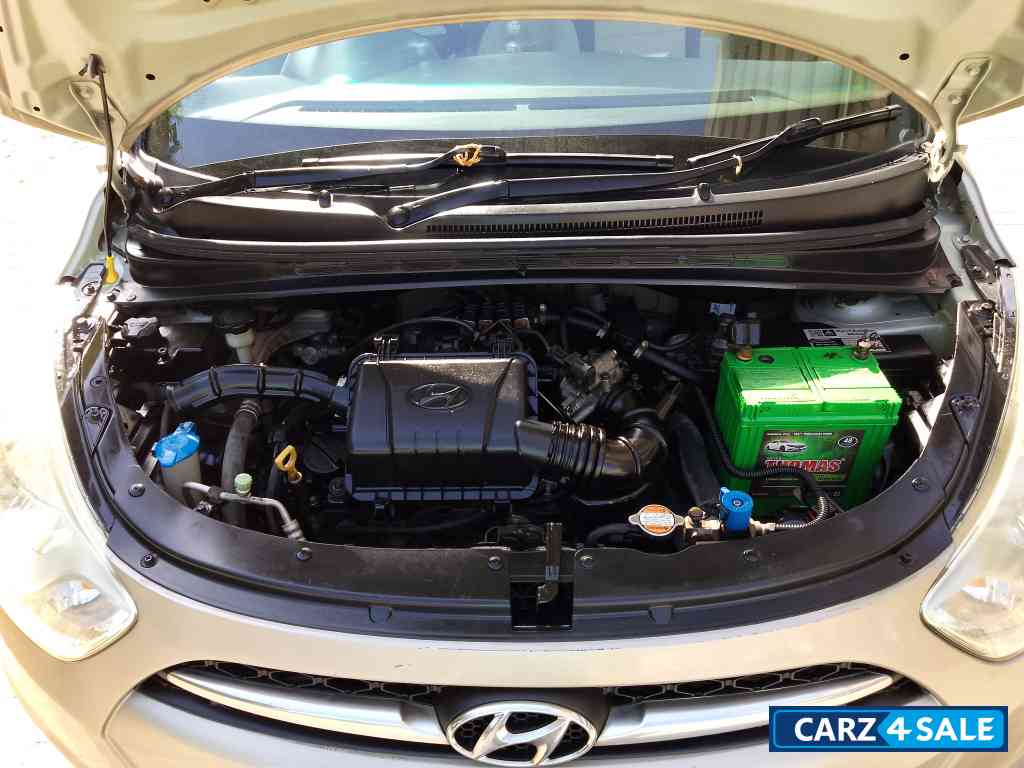 Gold Hyundai i10 Magna