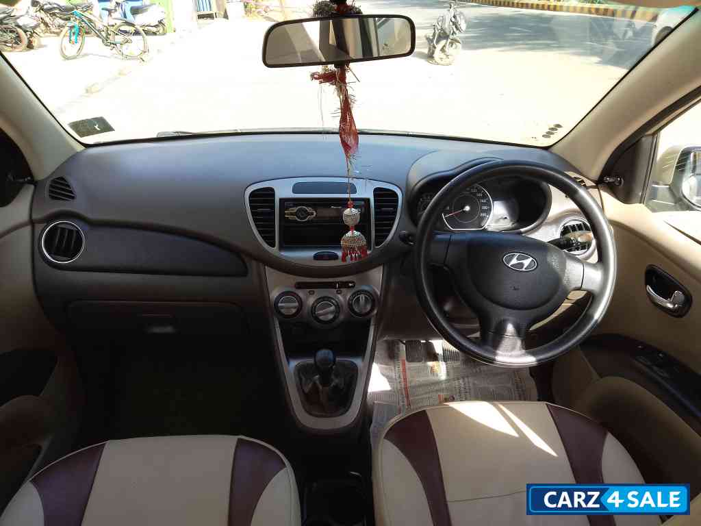 Gold Hyundai i10 Magna