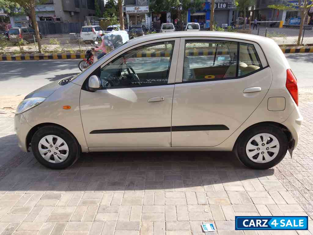Gold Hyundai i10 Magna