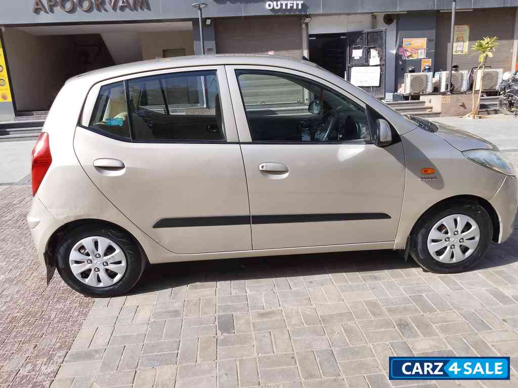 Gold Hyundai i10 Magna