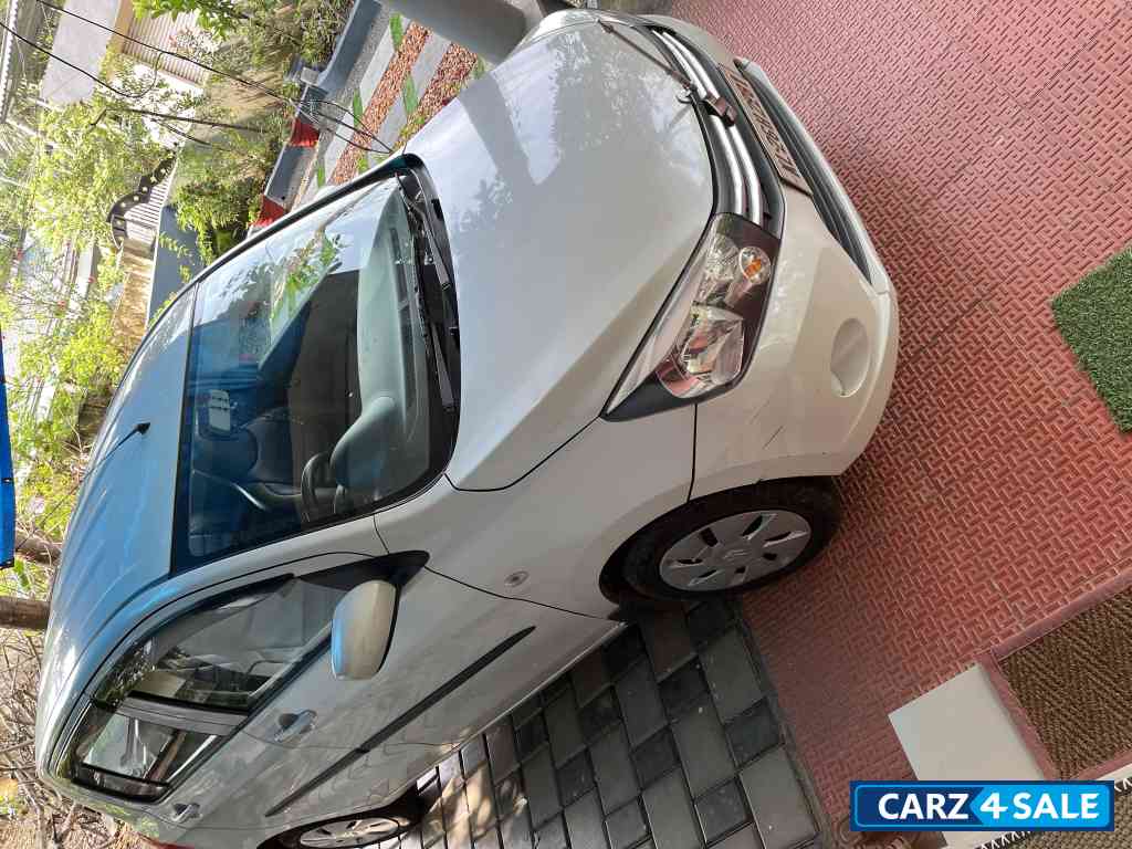 White Maruti Suzuki Celerio Vxi