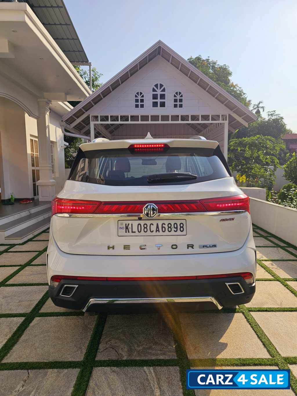 Candy White MG Hector Plus Savvy Pro 1.5 Turbo Petrol CVT 7 STR Candy White MG Hector Plus Savvy Pro 1.5 Turbo Petrol CVT 7 STR