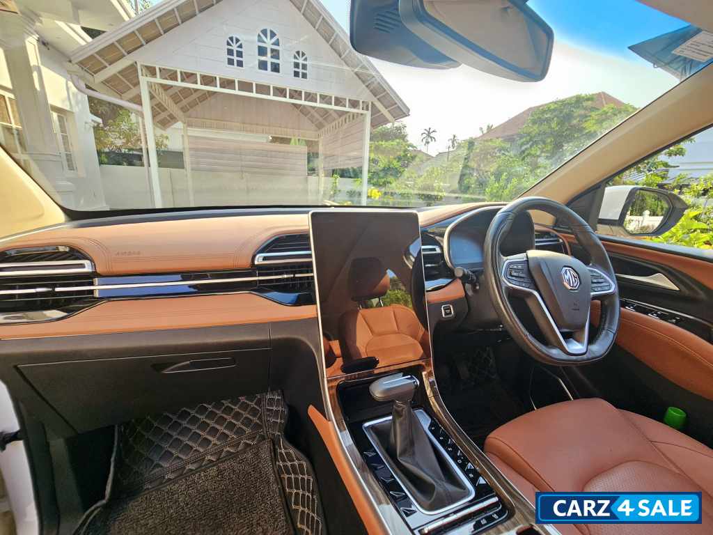 Candy White MG Hector Plus Savvy Pro 1.5 Turbo Petrol CVT 7 STR Candy White MG Hector Plus Savvy Pro 1.5 Turbo Petrol CVT 7 STR