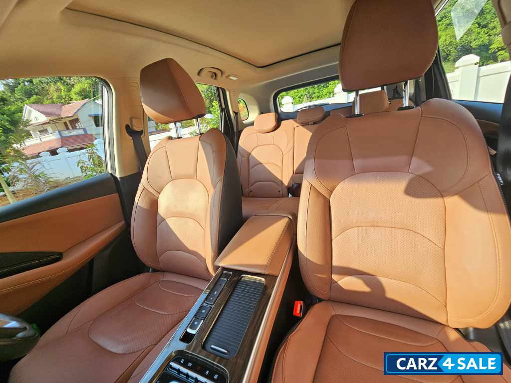 Candy White MG Hector Plus Savvy Pro 1.5 Turbo Petrol CVT 7 STR Candy White MG Hector Plus Savvy Pro 1.5 Turbo Petrol CVT 7 STR