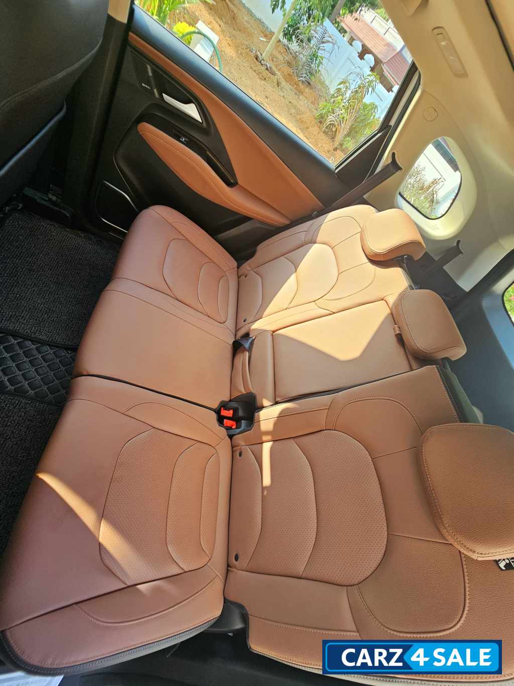 Candy White MG Hector Plus Savvy Pro 1.5 Turbo Petrol CVT 7 STR Candy White MG Hector Plus Savvy Pro 1.5 Turbo Petrol CVT 7 STR