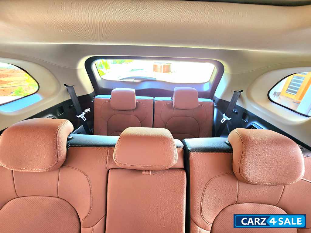 Candy White MG Hector Plus Savvy Pro 1.5 Turbo Petrol CVT 7 STR Candy White MG Hector Plus Savvy Pro 1.5 Turbo Petrol CVT 7 STR