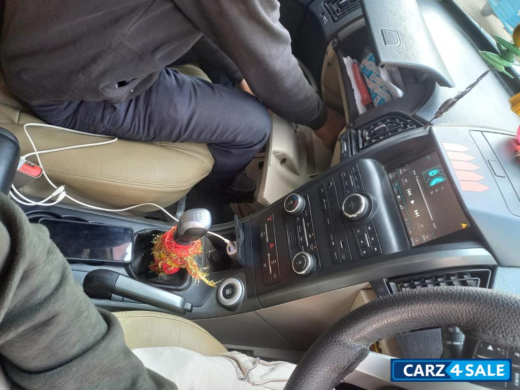 Mahindra XUV 500 W10