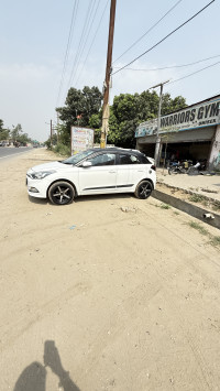 White Hyundai i20 Sportz