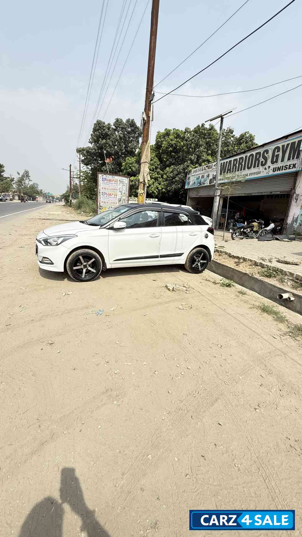 White Hyundai i20 Sportz