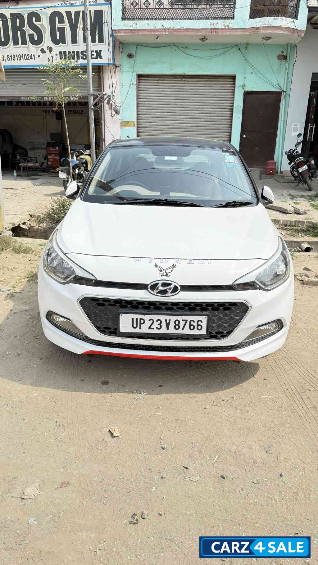 White Hyundai i20 Sportz