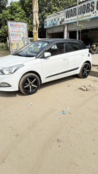 White Hyundai i20 Sportz