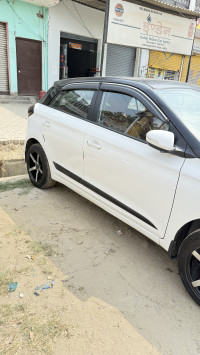 White Hyundai i20 Sportz