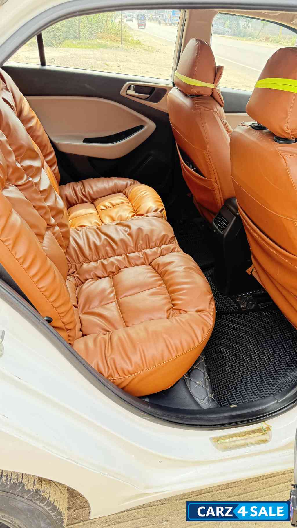 White Hyundai i20 Sportz