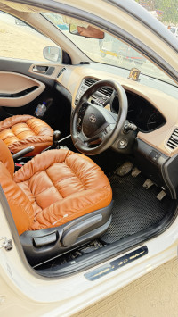 White Hyundai i20 Sportz