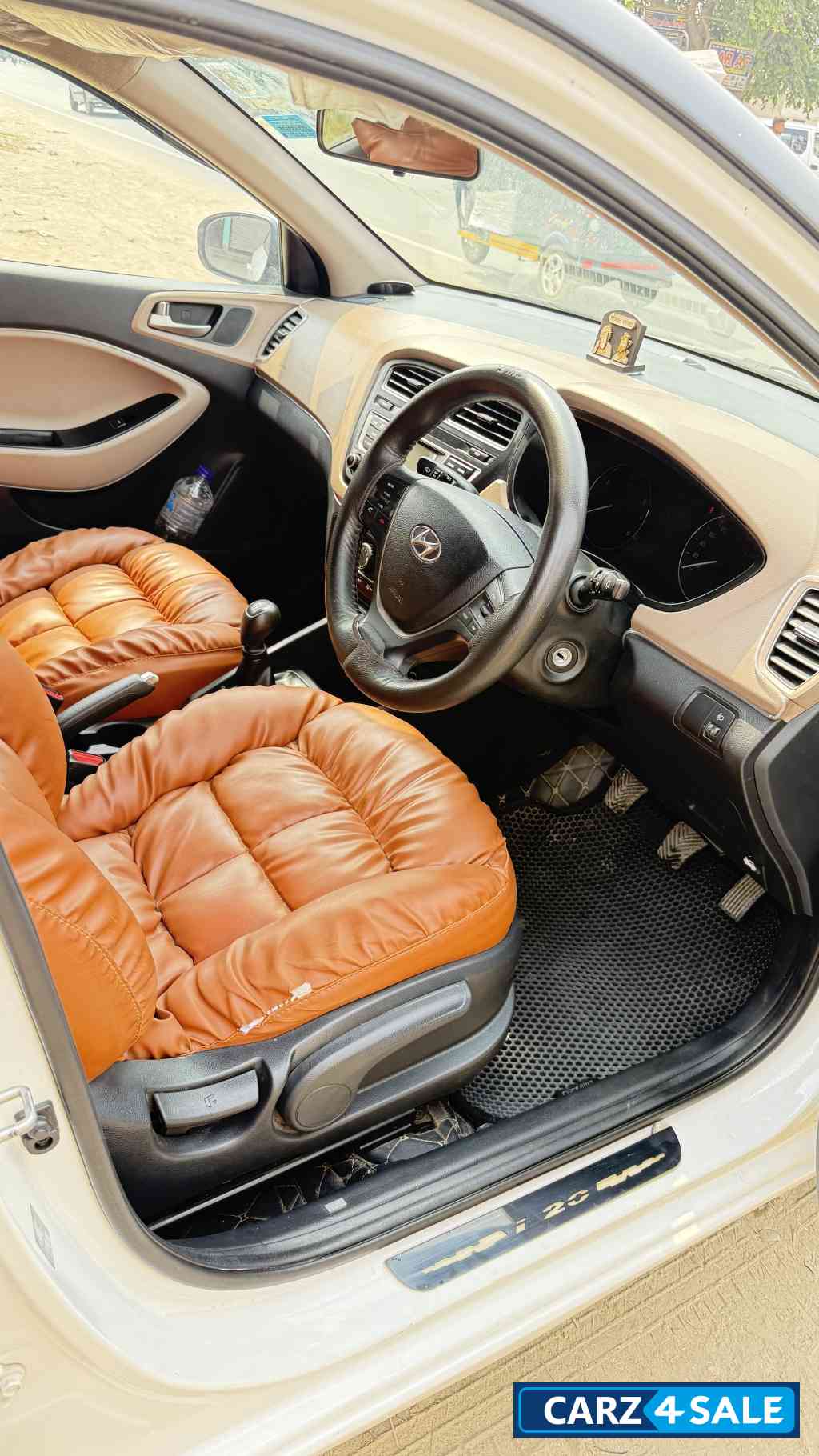 White Hyundai i20 Sportz