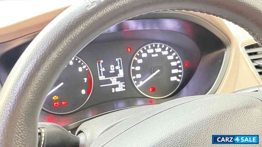 White Hyundai i20 Sportz