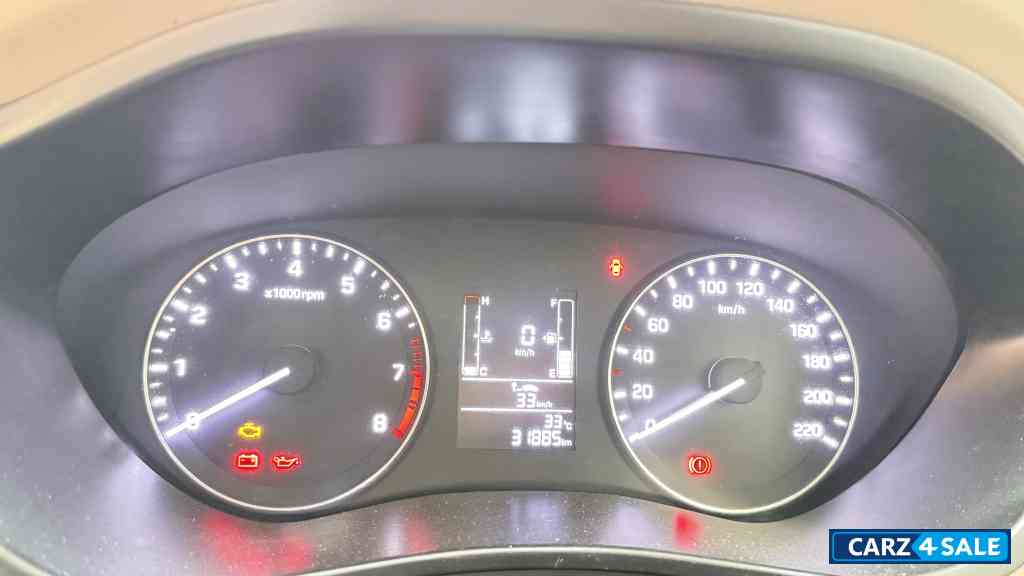 White Hyundai i20 Sportz