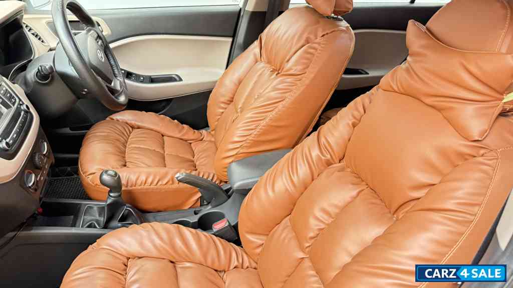 White Hyundai i20 Sportz