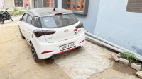 White Hyundai i20 Sportz