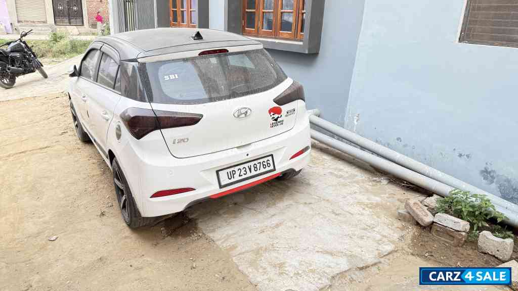 White Hyundai i20 Sportz