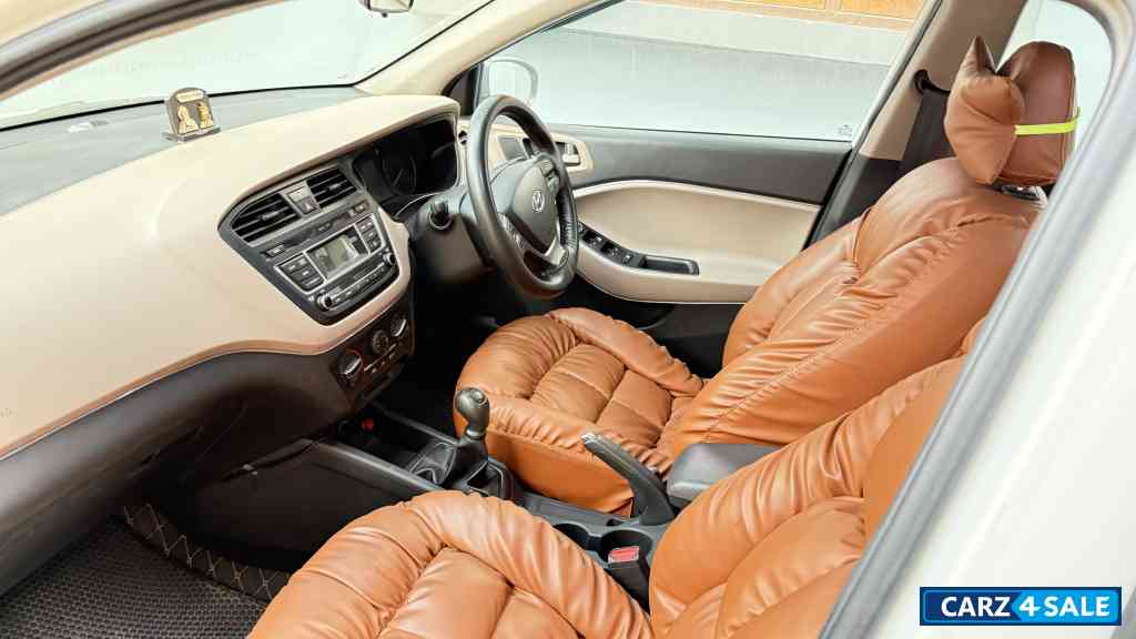 White Hyundai i20 Sportz