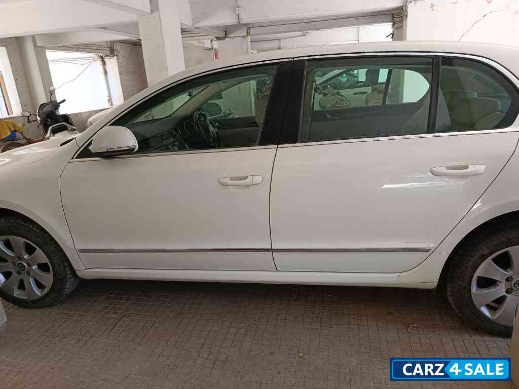 Candy White Skoda Superb Elegance 1.8 TSI MT