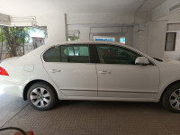 Candy White Skoda Superb Elegance 1.8 TSI MT