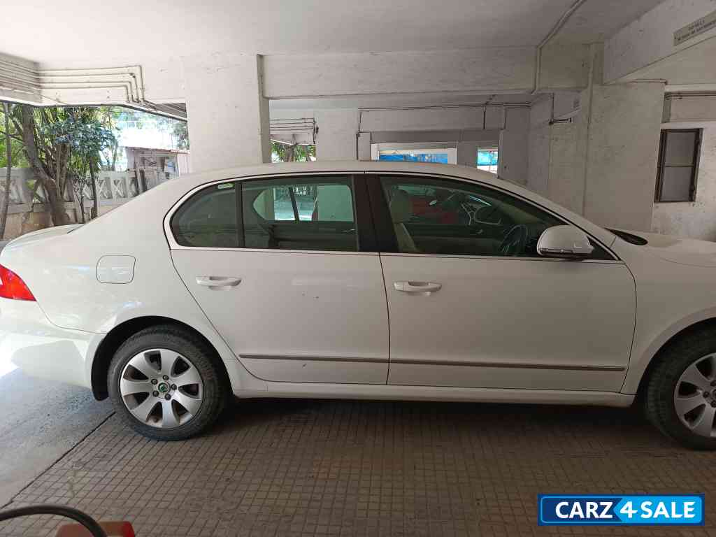 Candy White Skoda Superb Elegance 1.8 TSI MT