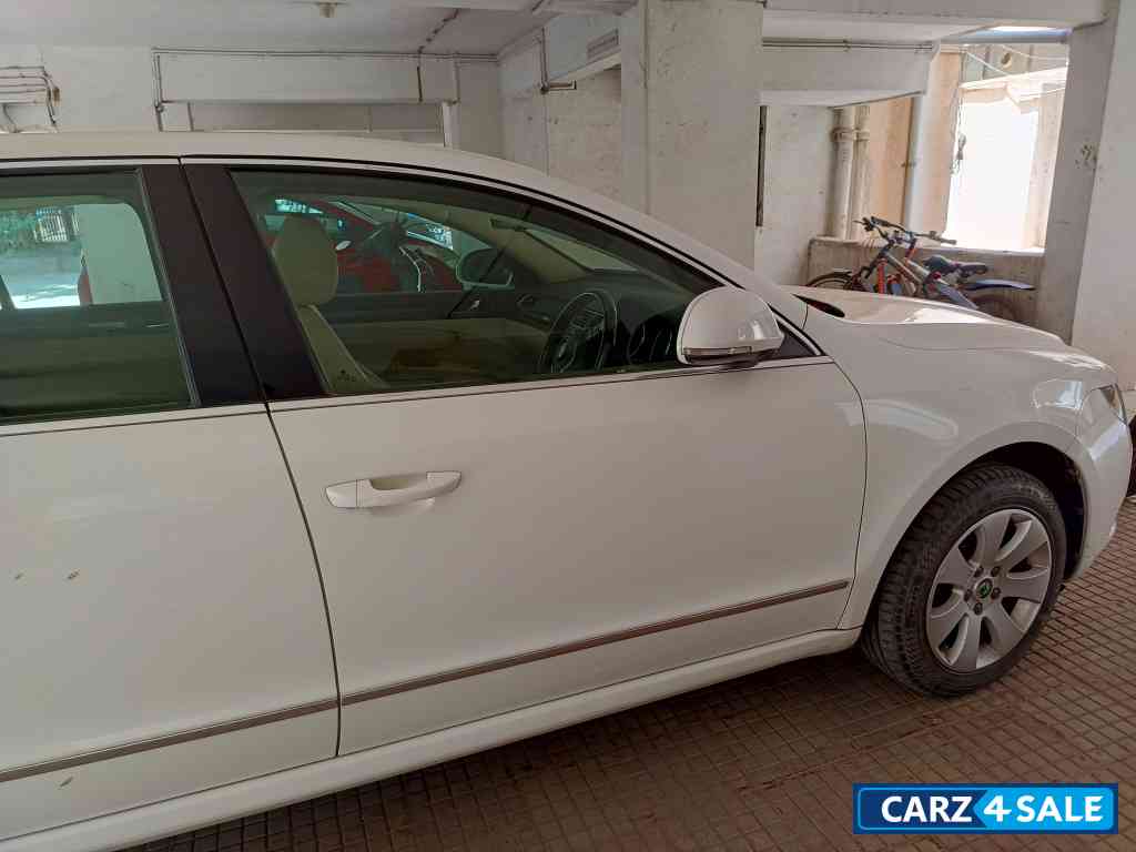 Candy White Skoda Superb Elegance 1.8 TSI MT