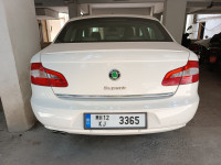 Candy White Skoda Superb Elegance 1.8 TSI MT