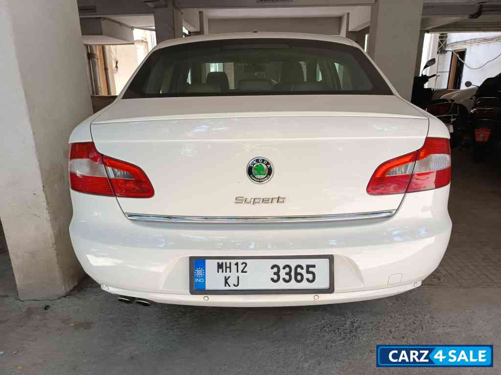 Candy White Skoda Superb Elegance 1.8 TSI MT