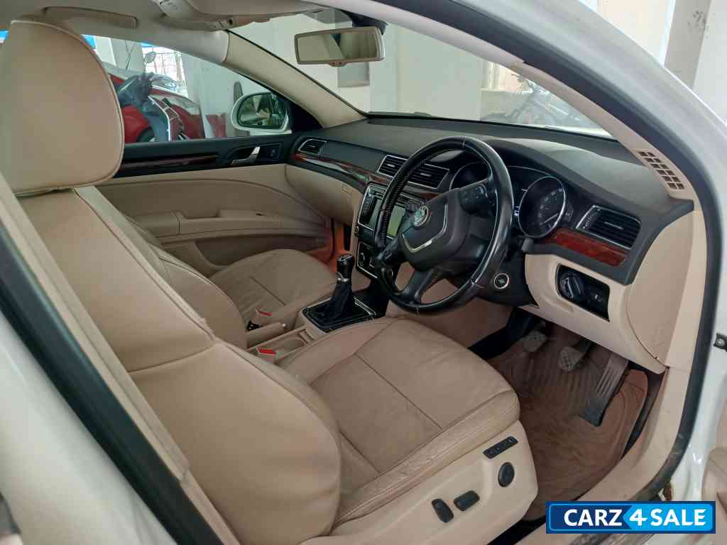 Candy White Skoda Superb Elegance 1.8 TSI MT