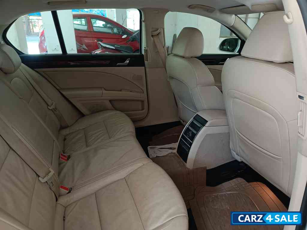 Candy White Skoda Superb Elegance 1.8 TSI MT