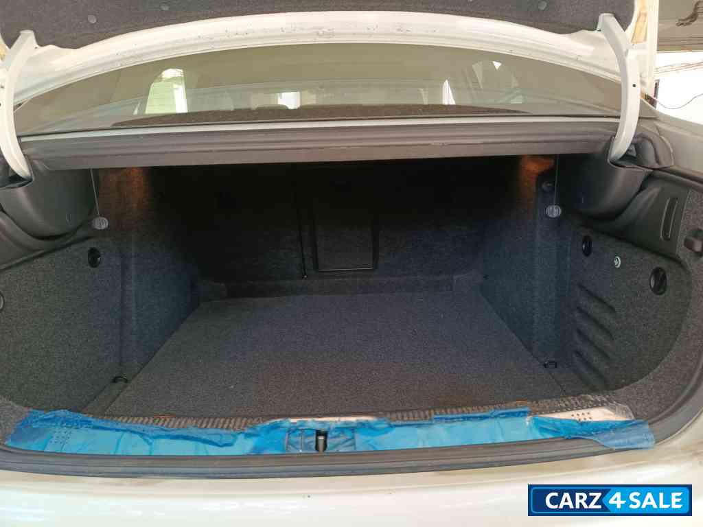 Candy White Skoda Superb Elegance 1.8 TSI MT