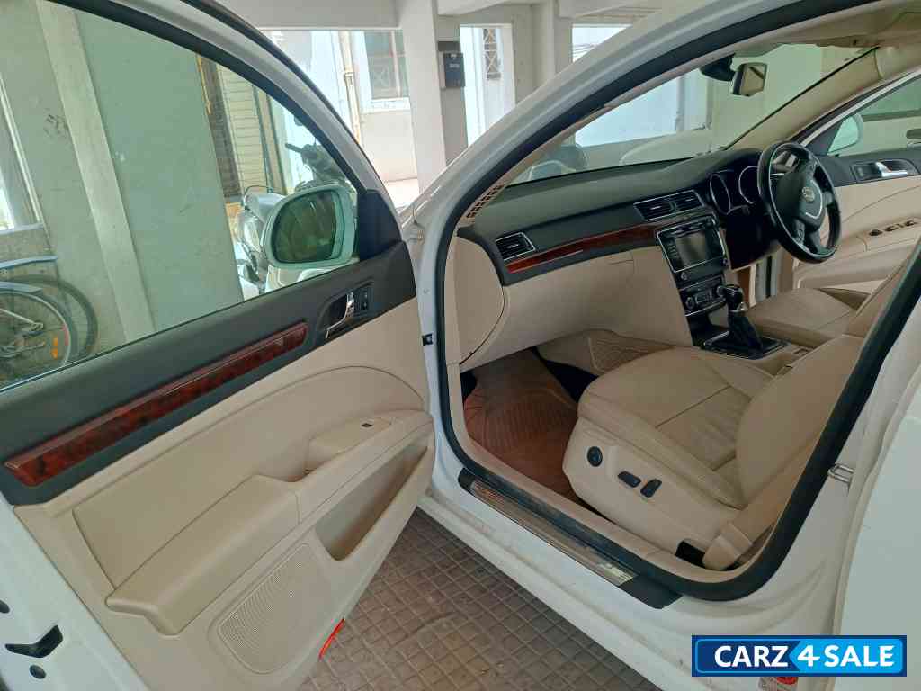 Candy White Skoda Superb Elegance 1.8 TSI MT