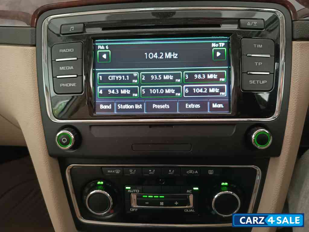 Candy White Skoda Superb Elegance 1.8 TSI MT