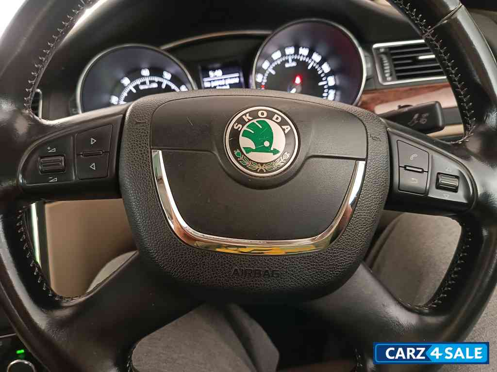 Candy White Skoda Superb Elegance 1.8 TSI MT