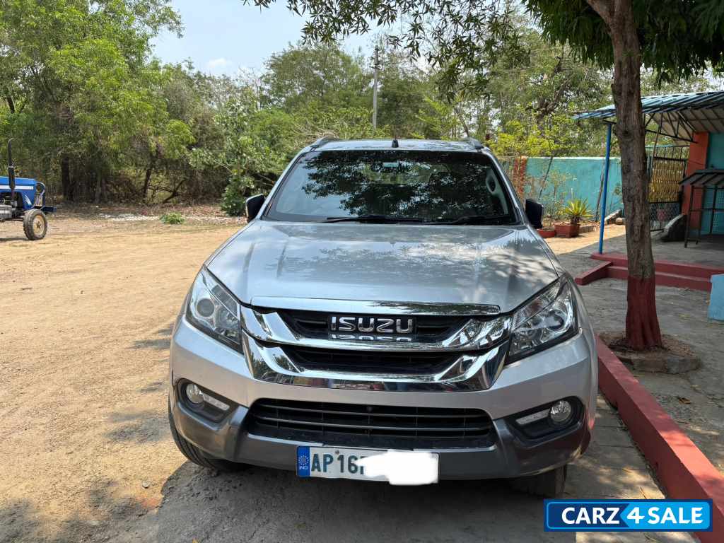 Silver Isuzu mu-X 4X4