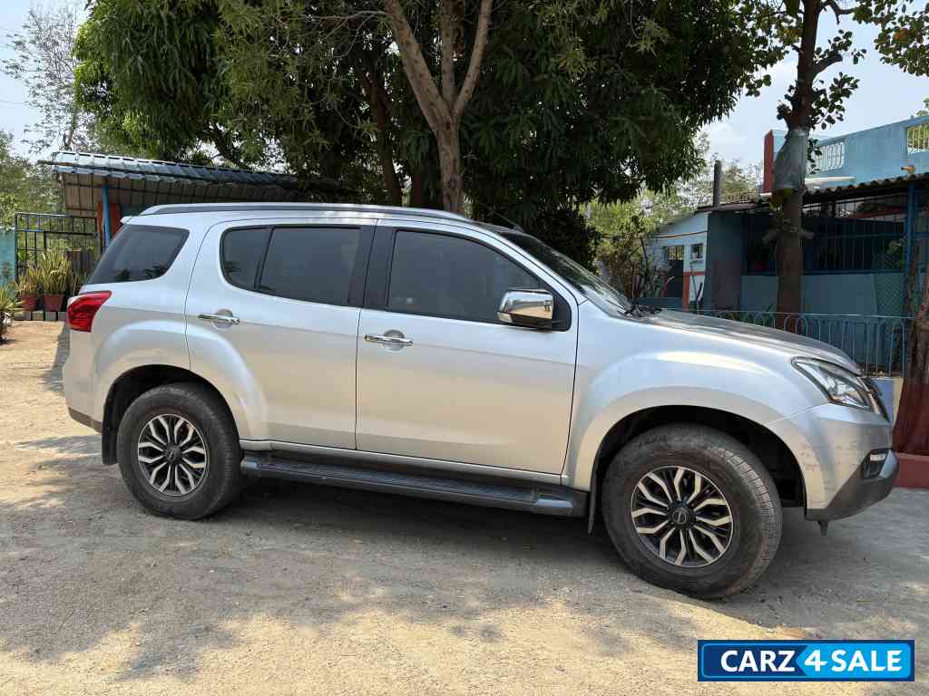 Silver Isuzu mu-X 4X4