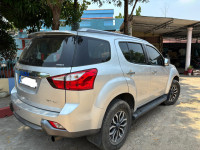Silver Isuzu mu-X 4X4