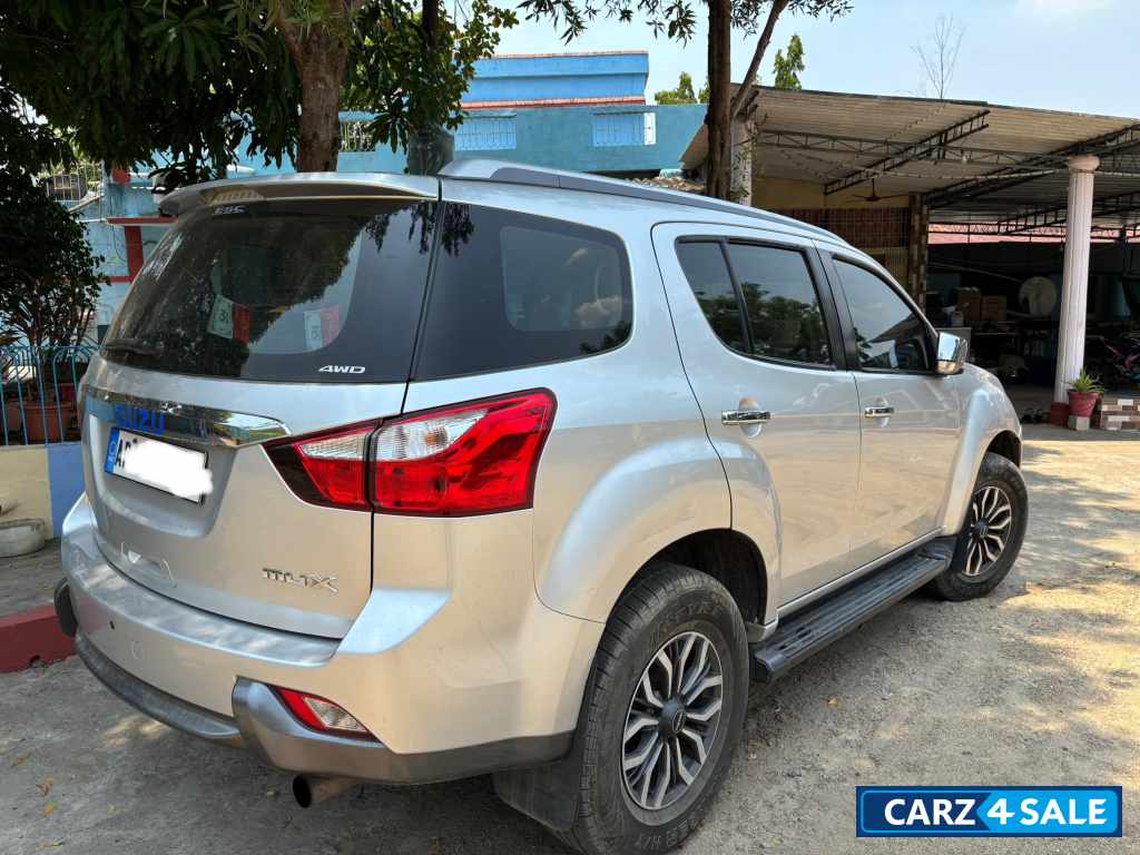 Silver Isuzu mu-X 4X4