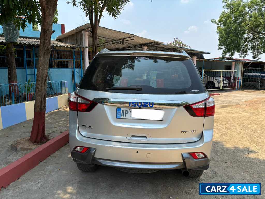 Silver Isuzu mu-X 4X4